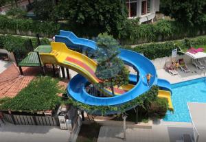 China OEM Swimming Pool Water Slide Fade Resistant Fiberglass Spray Ground Pool Slide on sale