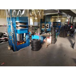 China Steam-heated Solid Rubber Agricultural Vehicle Tire Curing Press Machine with 200 Tons Pressure and 0-999s Vulcanizing Time factory