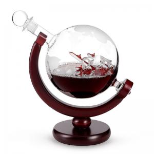 China Borosilicate Etched Glass Decanter , Globe Whiskey Decanter With Wine Glass Cup Gift Set factory