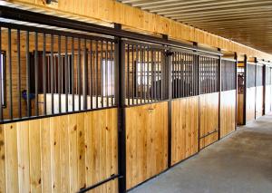 China Portable Free Standing Horse Stall Kits , Solid Welded One Piece Box Stall Fronts factory