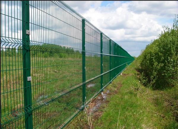 China Easy Install 3D Curved Welded Mesh Fence Welded Utility Fence For Public Grounds factory