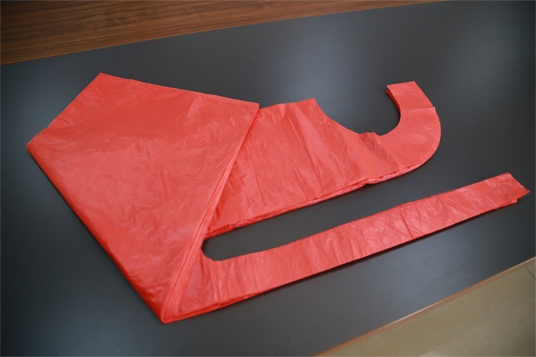 Flat Packed Disposable Polythene Aprons Smooth Surface Multi Colored Available