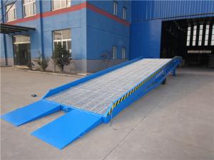 China Adjustable Loading Dock Ramp Mobile Loading Ramp With Manual Hydraulic Pump factory