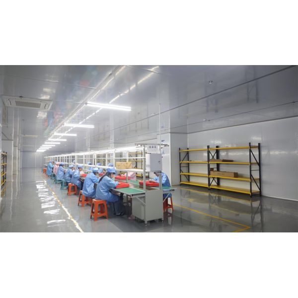 3000W Portable Power Station with UPS Function Flashlight and Jump Starter Solar Generator