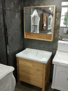 Burlywood Color 32 Inch Single Sink Bathroom Vanity , Square Bathroom Cabinet