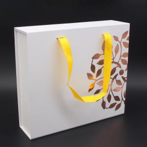 China Factory Wholesale Custom White Hampers Gift Set Packaging Box With Insert Handle factory