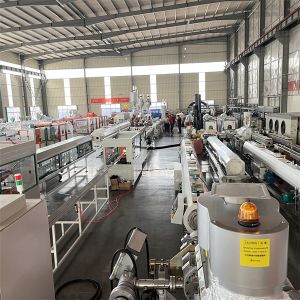 China Full-automatic PE Pipe Extrusion Line with Screw L/D Ratio 33 1-38 1 and High Production Speed of 1-10m/min factory