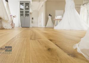 China Bespoke 20/6 x 300 x 2200mm ABC grade Oak Engineered Flooring for Royal Wedding Dress Pavilion in UK factory