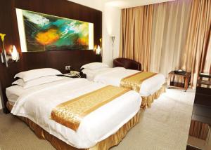 China Wooden Modern Hotel Bedroom Furniture , King Size Bedroom Suite factory