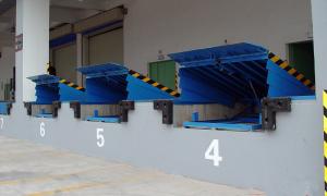 China 8 Ton Fixed Loading / Unloading Hydraulic Dock Leveler with High Strength Manganese Steel factory