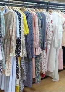 China Yard Sales Used Fashion Clothing Neckline Summer Clothing factory