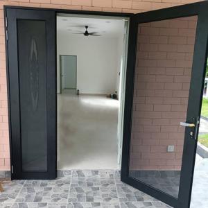 China Aluminum Frame Stainless Steel Screen Hinged Screen Doors For House Buildings factory