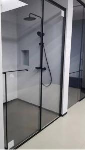 China Tempered Glass Bathroom Shower Room Wet Room Shower Screen Polished on sale