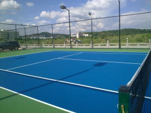 China High Hardness Olympic Blue Color Acrylic Sports Flooring For Tennis Court Easy To Install factory