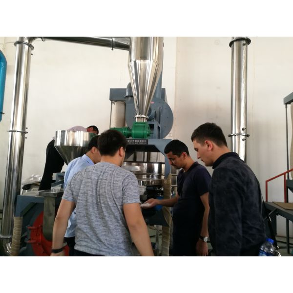 Energy - Saving Plastic Grinding Machine , Vibrating Sieving Plastic Scrap Grinder