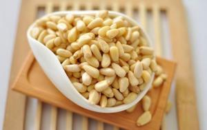 China Crunchy Raw Pine Nuts GMO - Free Microelements Retain Nutritious Food For Kids factory