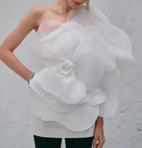 China Apparel Custom Vendor High End Slanted Shoulder Flower Dress Sleeveless Skirt White Wedding Dress factory