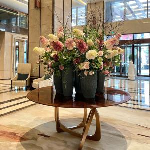 China Premium Vase Ornament Hotel Flower Arrangement Decorative Flower Pot And Table factory